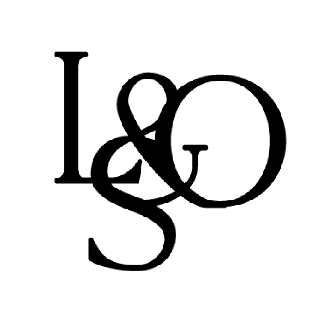 Schwarze Serifenbuchstaben "L & O" überlappen und verschlingen sich auf einem schlichten weißen Hintergrund.